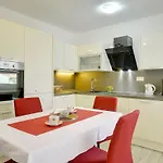 Elviana Apartamento *
