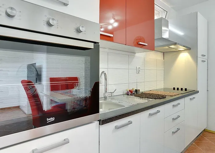 Elviana 아파트 풀라