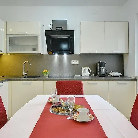Elviana Apartment *
